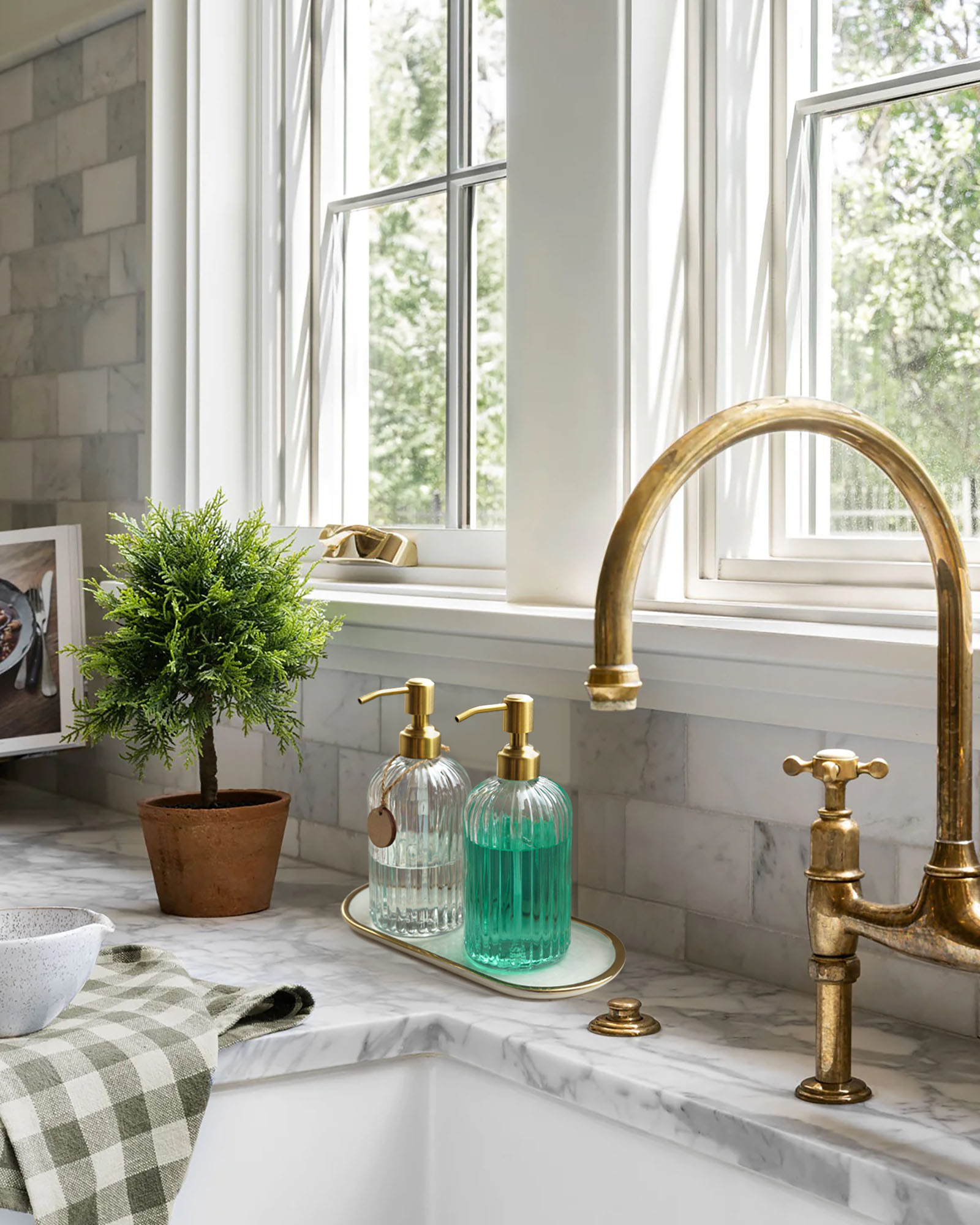 JASAI 16Oz Glass Foaming Soap Dispenser – Gold Rust-Proof Pump, Thick Glass, Elegant Fluted Design For Bathroom & Kitchen